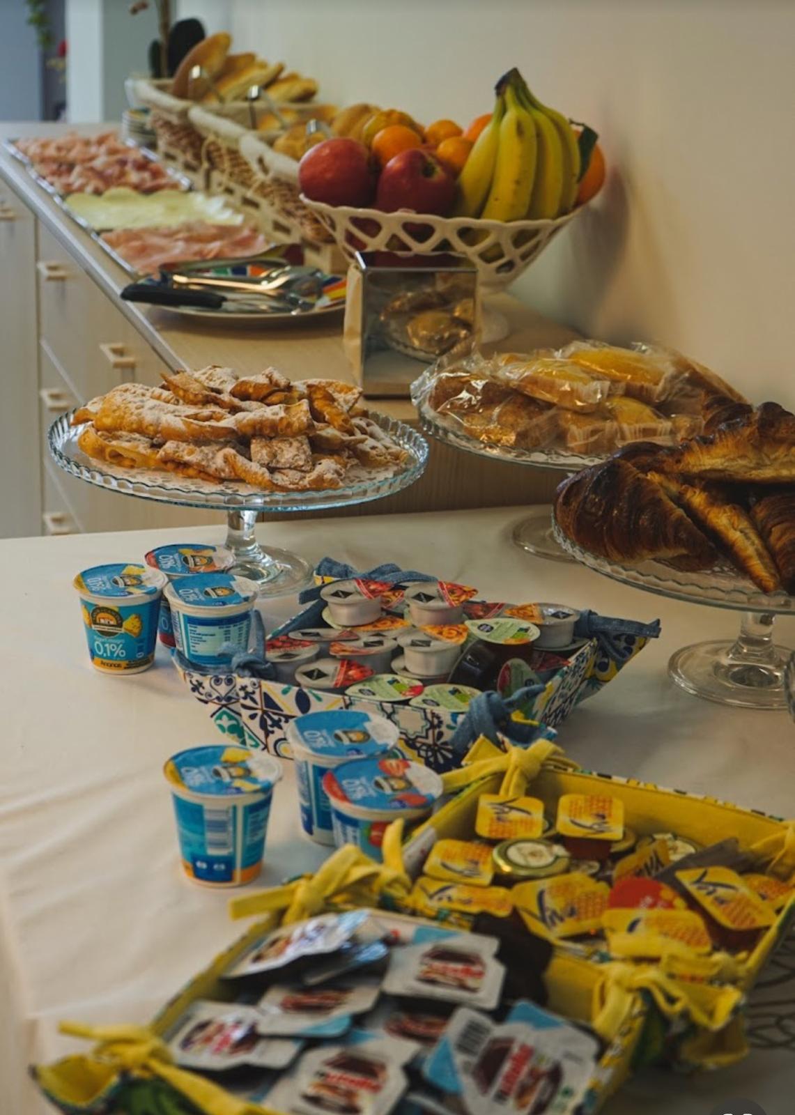 Colazione Dear Mary — frutta e dolci